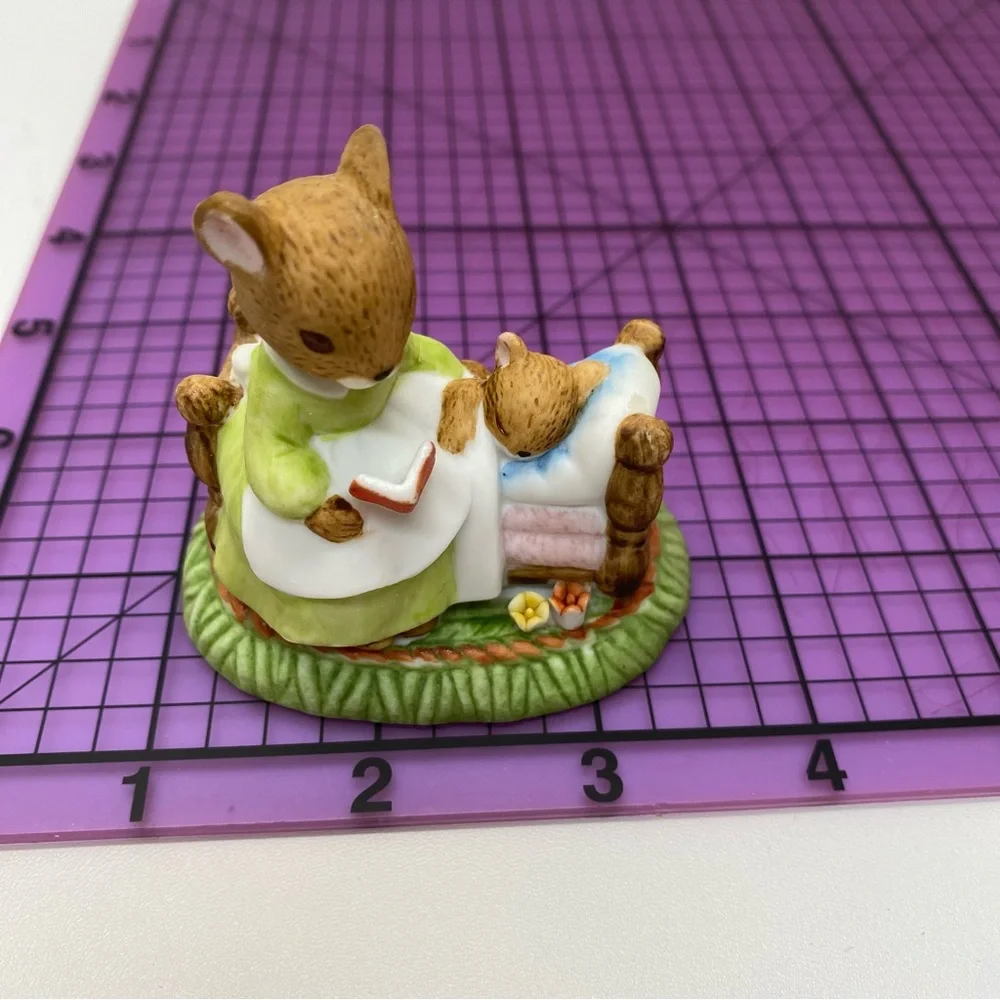 Enesco Vintage Mother Mouse Reading Bedtime Story To Baby Mouse 1976 E-8716 Deco